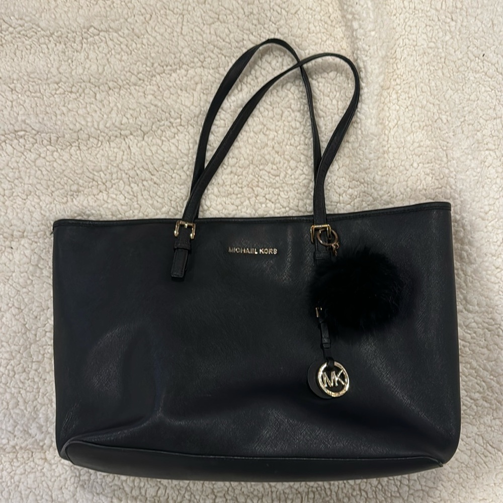 The “neverfull” of Michael Kors, with many compartments. Great for on the go!